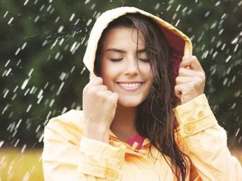 Tác hại của nước mưa đối với làn da và cách bảo vệ, chăm sóc da sau khi đi ngoài mưa về