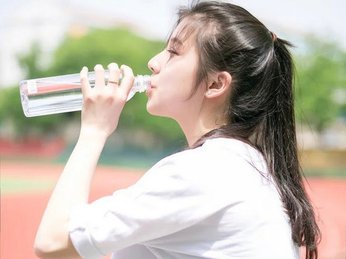 Phần 1: Bạn nên uống bao nhiêu lít nước trên ngày?