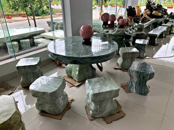 Địa chỉ cung cấp bàn ghế đá tự nhiên nguyên khối đẹp tại TPHCM