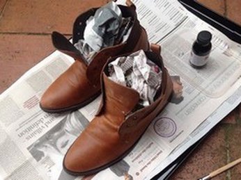 Cách làm mới giày da bị mốc an toàn hiệu quả