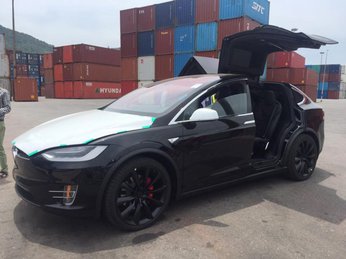 Ôtô điện Tesla Model X đầu tiên về Việt Nam