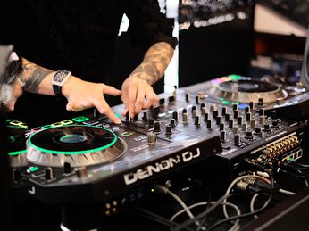 Top 5 Bàn DJ Chuyên Nghiệp Được Sử Dụng Nhiều Nhất Hiện Nay