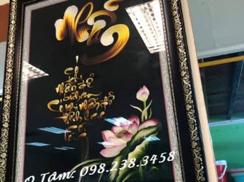 Tranh thêu chữ Nhẫn thư pháp đi kèm hoa sen đã được giao cho quán chay Tuệ Tâm ở Hà Nội