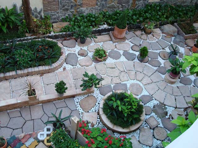 cách làm tiểu cảnh sân vườn mini bằng gạch.jpg