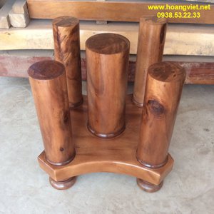 Chân bàn gỗ tròn cao 66cm rộng 70cm.